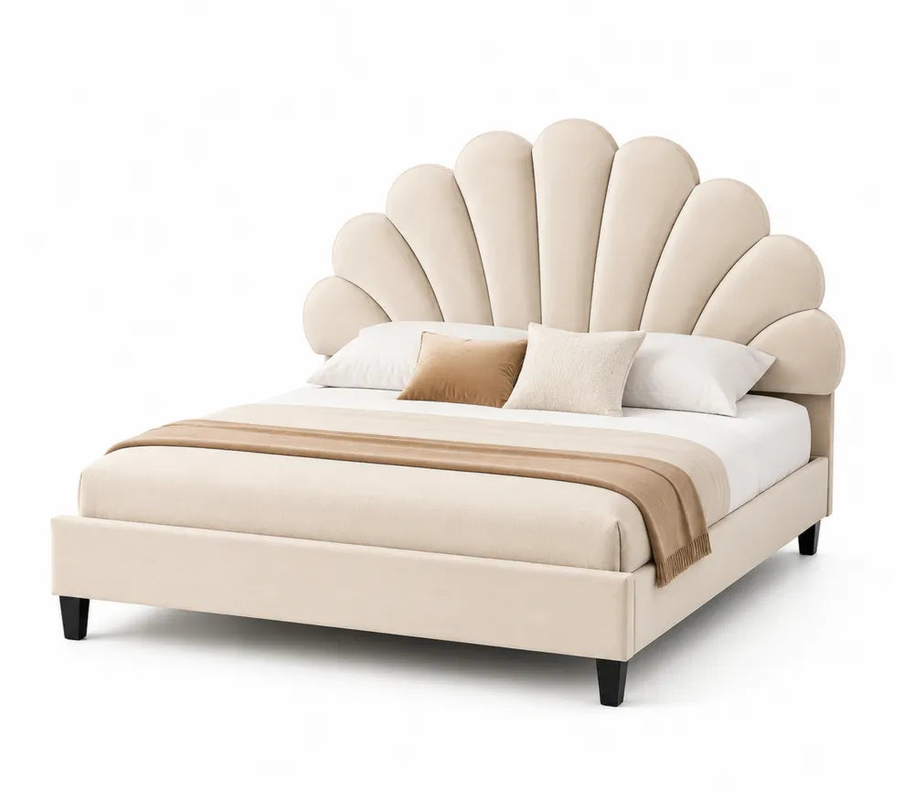 Letto matrimoniale in velluto beige con testiera a conchiglia